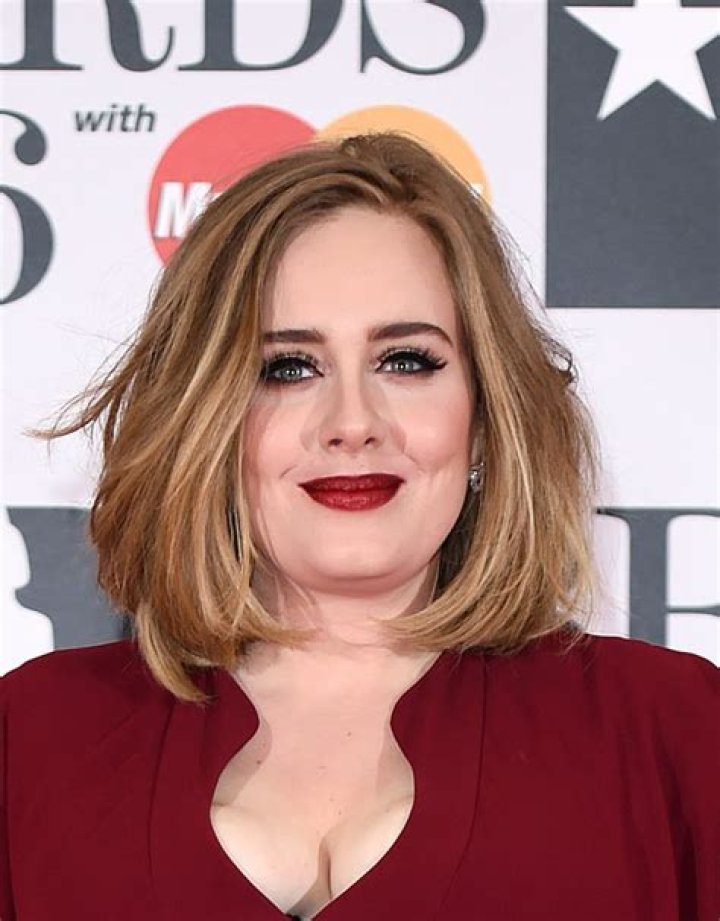 Adele’s Brit Awards Hair & Makeup — Thick Eyeliner & Red Lips – Hollywood Life