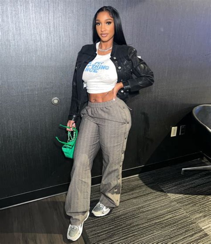 Bernice Burgos Steams Up Her Selfie In Vibrant Blue Bikini, Flaunting Sick Abs