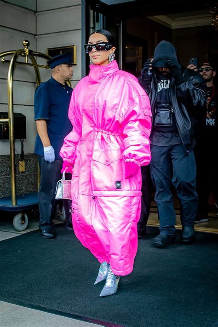 Kim Kardashian Wears Pink Coat While Heading To ‘SNL’ With Kanye West – Hollywood Life