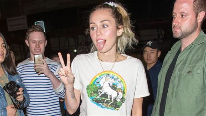 Miley Cyrus In Sweats For 5 Days Straight During Coronavirus: Watch – Hollywood Life