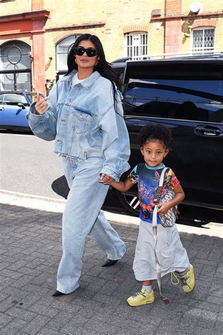 Stormi Webster Snuggles Dad Travis Scott On London Eye Ride – Hollywood Life